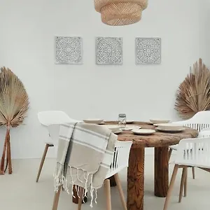 Nomad Surf House Hostal